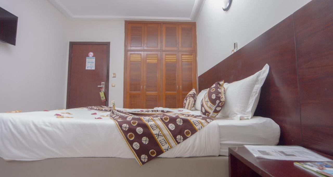 Hotel La Rose Blanche Абиджан Екстериор снимка