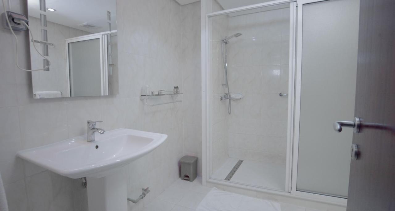 Hotel La Rose Blanche Абиджан Екстериор снимка