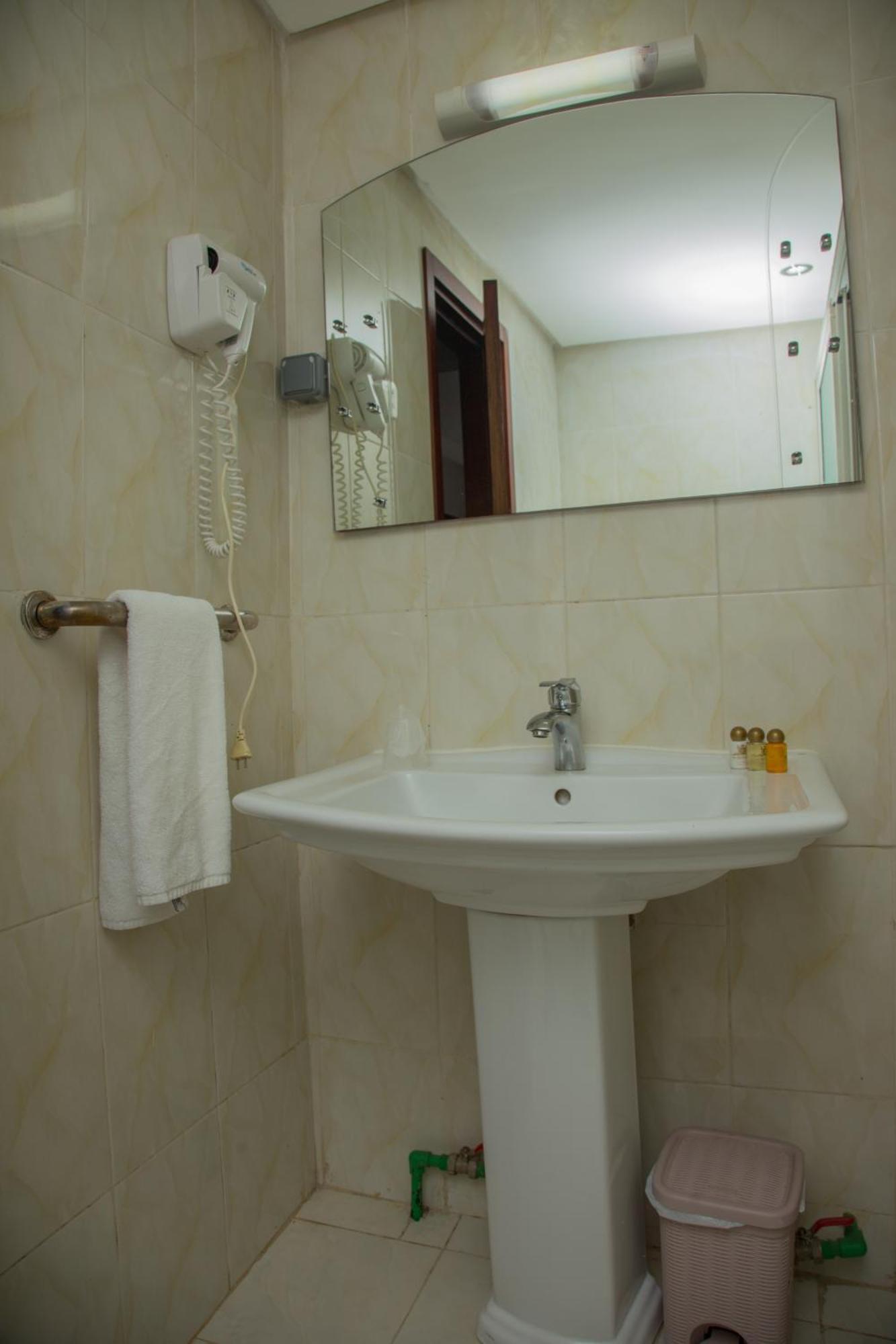 Hotel La Rose Blanche Абиджан Екстериор снимка