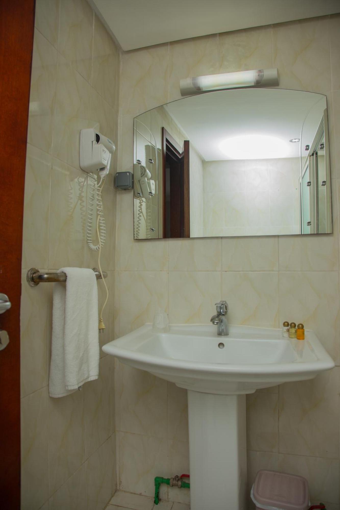 Hotel La Rose Blanche Абиджан Екстериор снимка