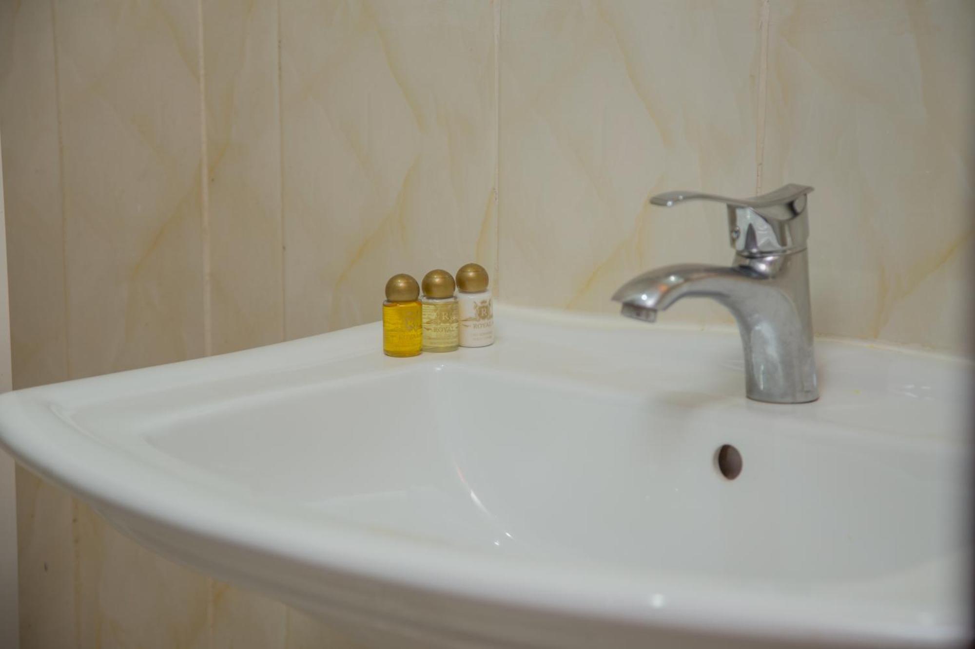 Hotel La Rose Blanche Абиджан Екстериор снимка