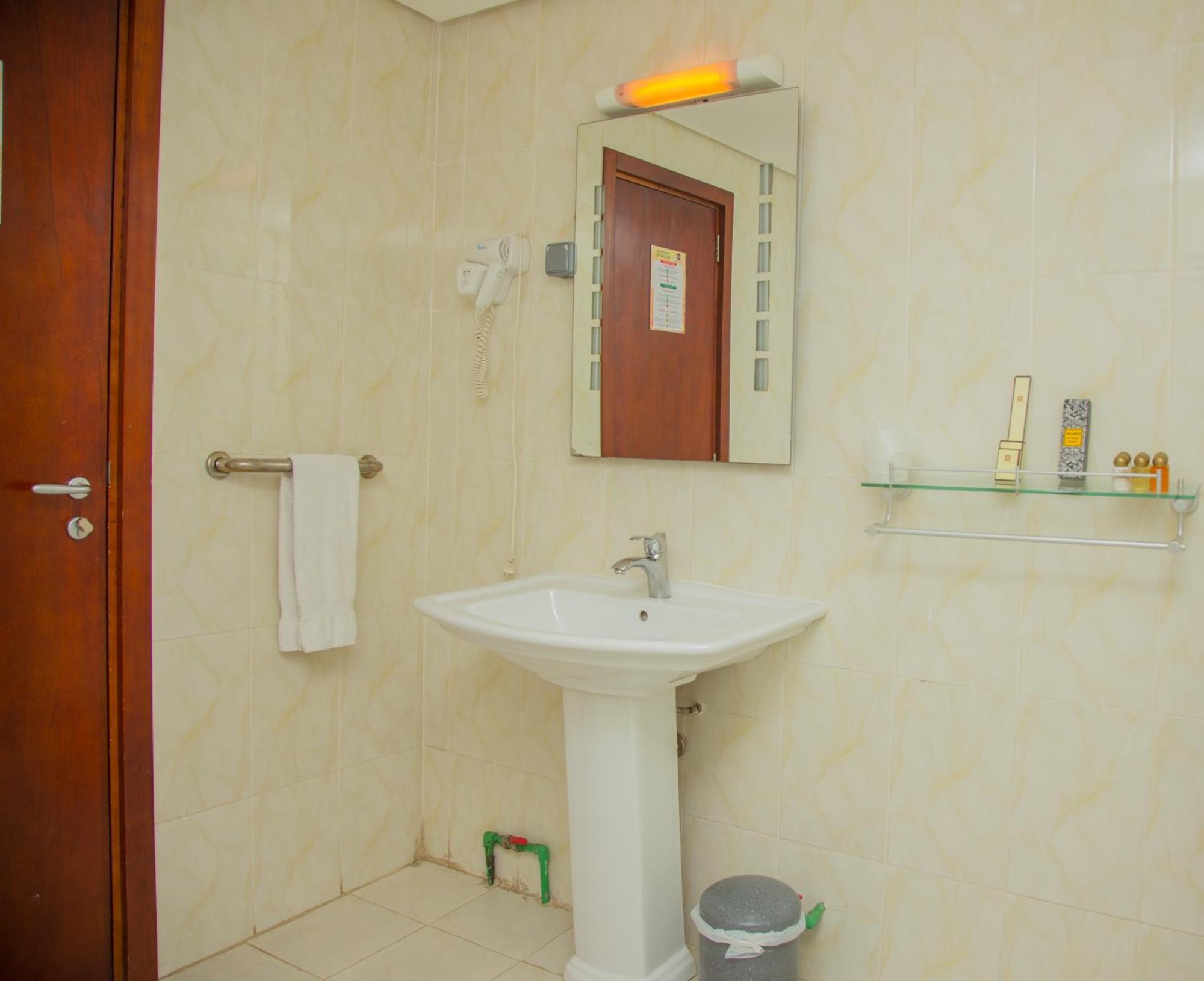 Hotel La Rose Blanche Абиджан Екстериор снимка