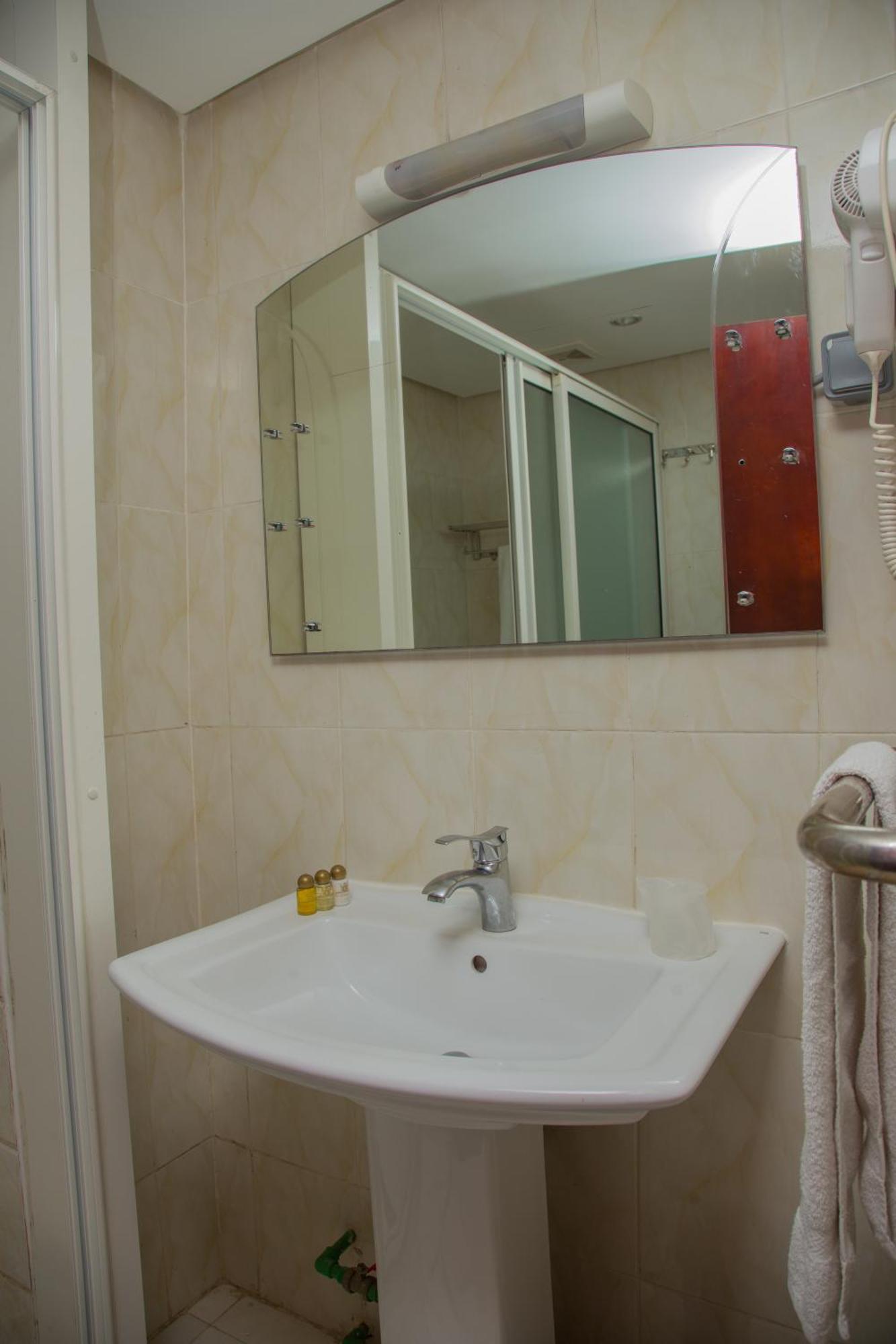 Hotel La Rose Blanche Абиджан Екстериор снимка