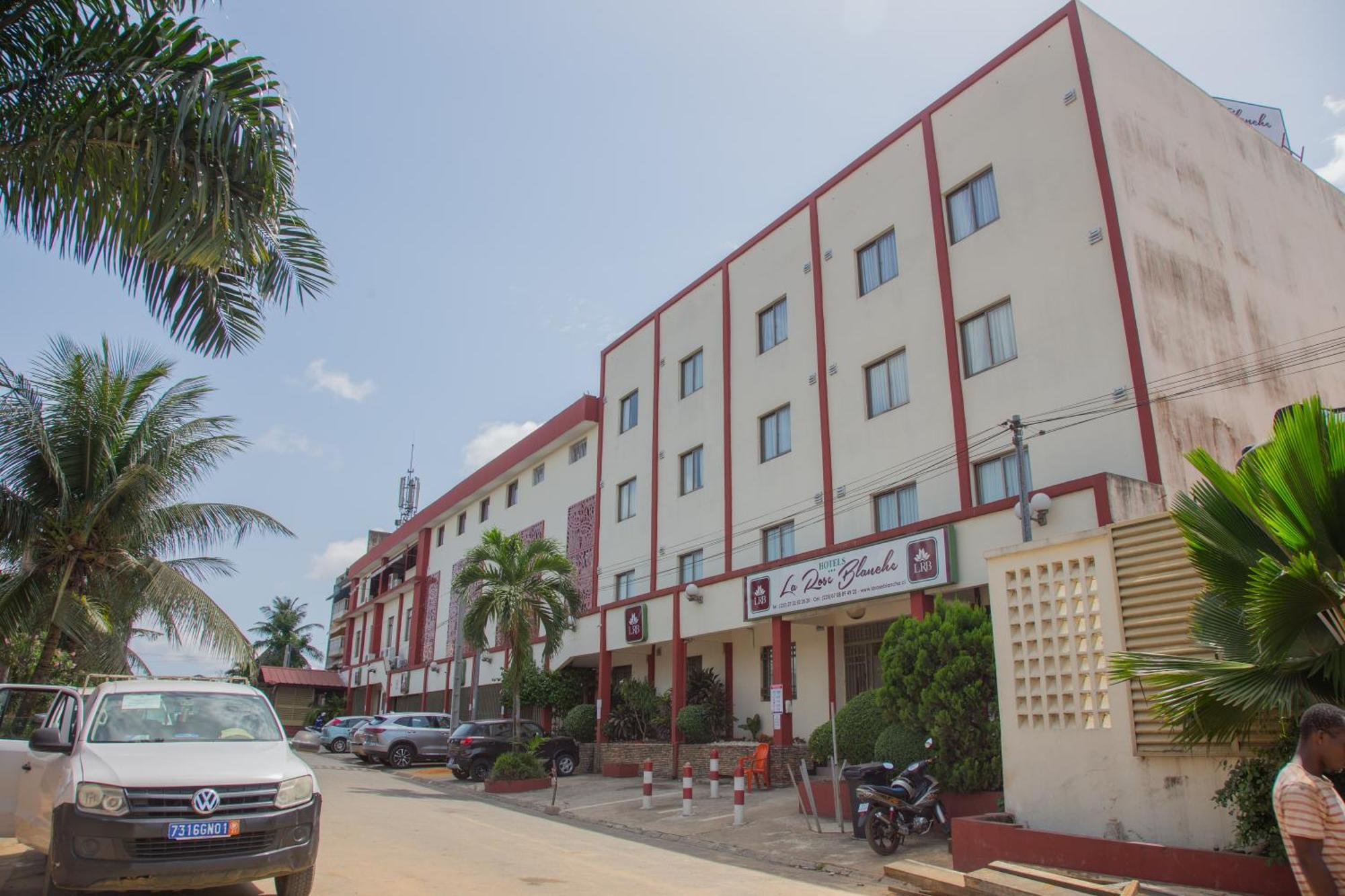 Hotel La Rose Blanche Абиджан Екстериор снимка